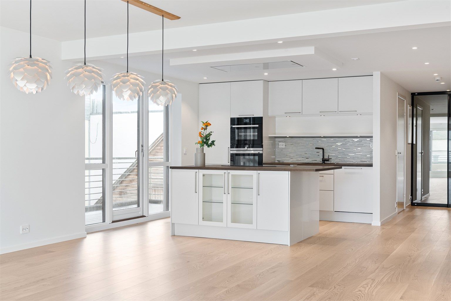 Krogsveen Sunnmøre v/Daglig leder/Eiendomsmegler Preben Willmann har gleden av å presentere Klaus Nilsens gate 6, en stor moderne og meget tiltalende eierleilighet i bysentrum!