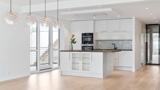 Krogsveen Sunnmøre v/Daglig leder/Eiendomsmegler Preben Willmann har gleden av å presentere Klaus Nilsens gate 6, en stor moderne og meget tiltalende eierleilighet i bysentrum!