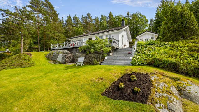 Hytta ligger skjermet og privat til med lite innsyn.