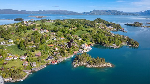 Området byr på en flott skjærgård med holmer og sund.