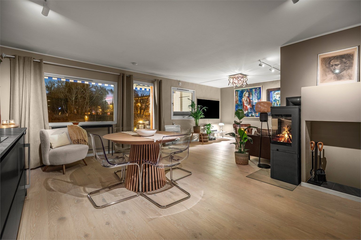 Stuen har god plass til både spise- og sofagruppe.