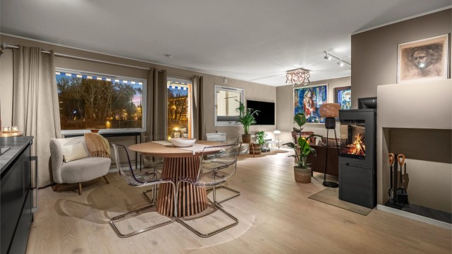 Stuen har god plass til både spise- og sofagruppe.