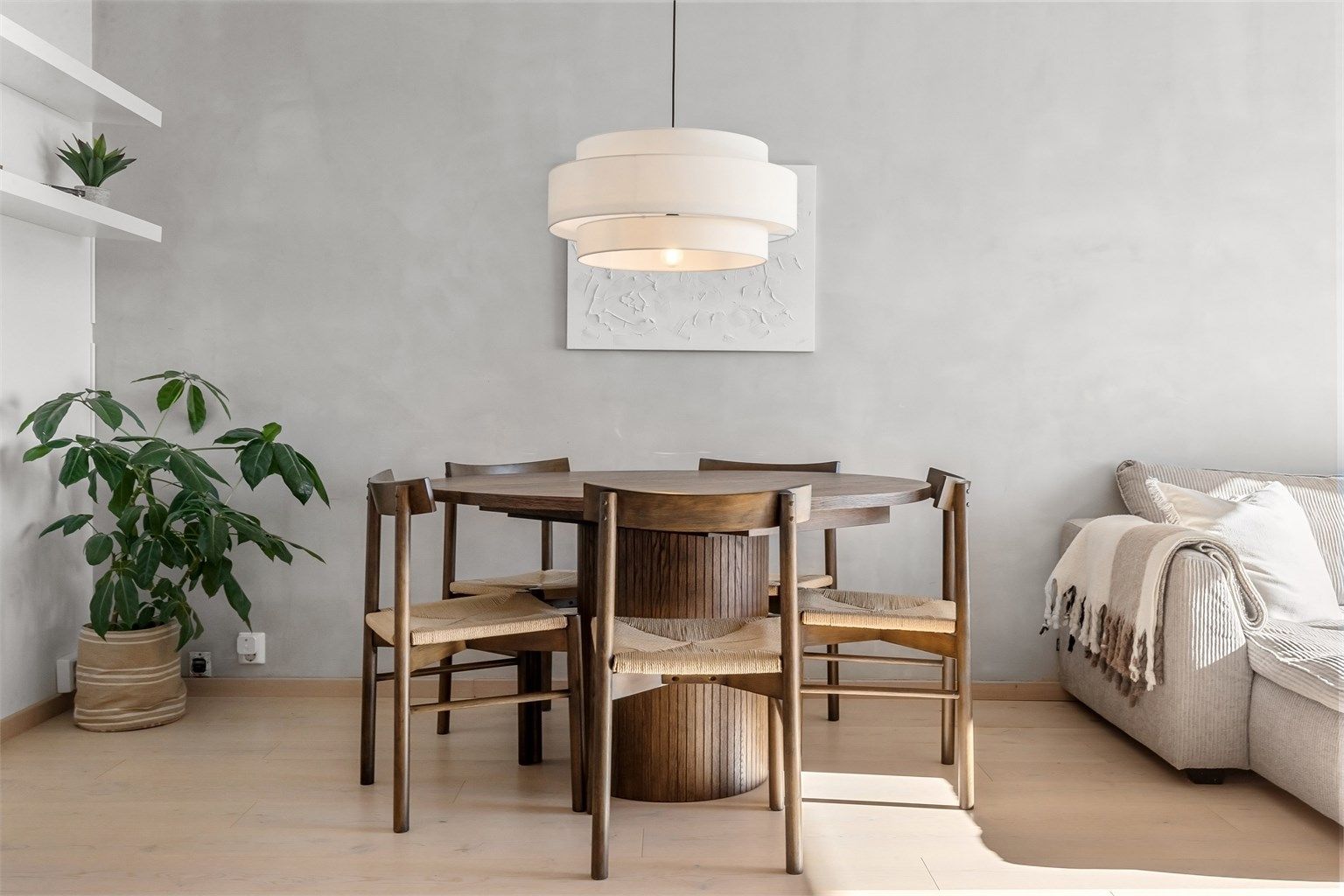 Stuen og kjøkkenet har en dels åpen løsning og sammen utgjør de et lyst og smakfullt rom med gode møbleringsmuligheter