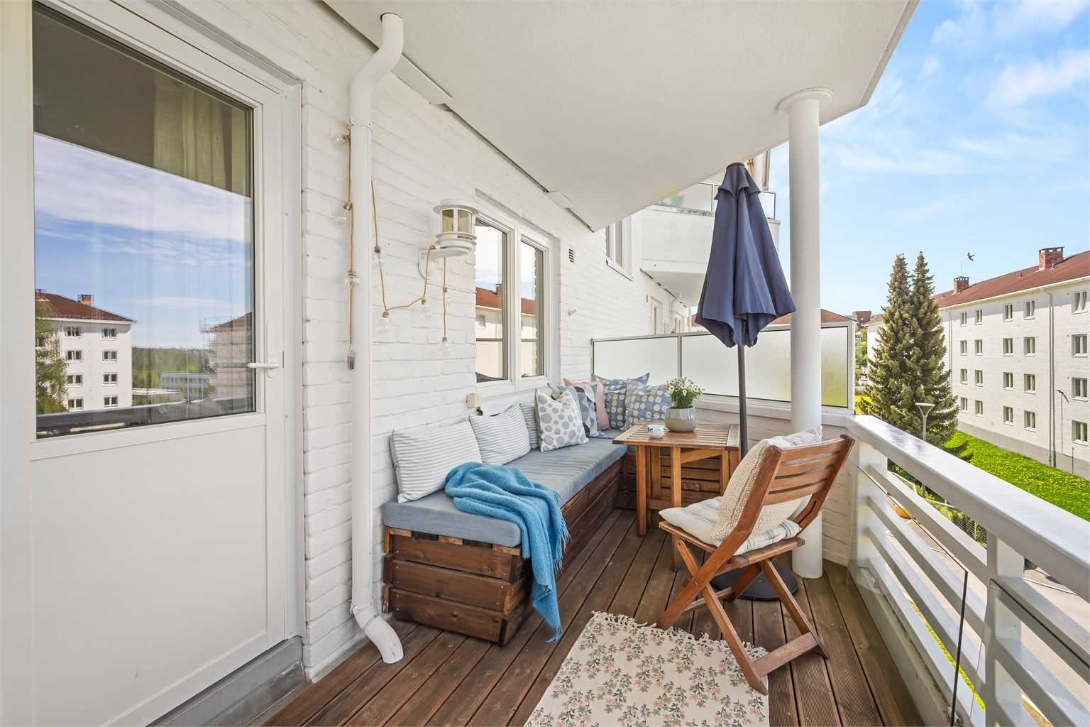 Romslig balkong på 9 m² med terrassebord, utelys og stikkontakt.