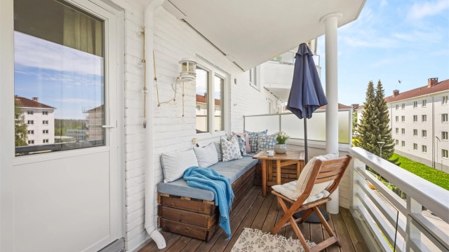 Romslig balkong på 9 m² med terrassebord, utelys og stikkontakt.