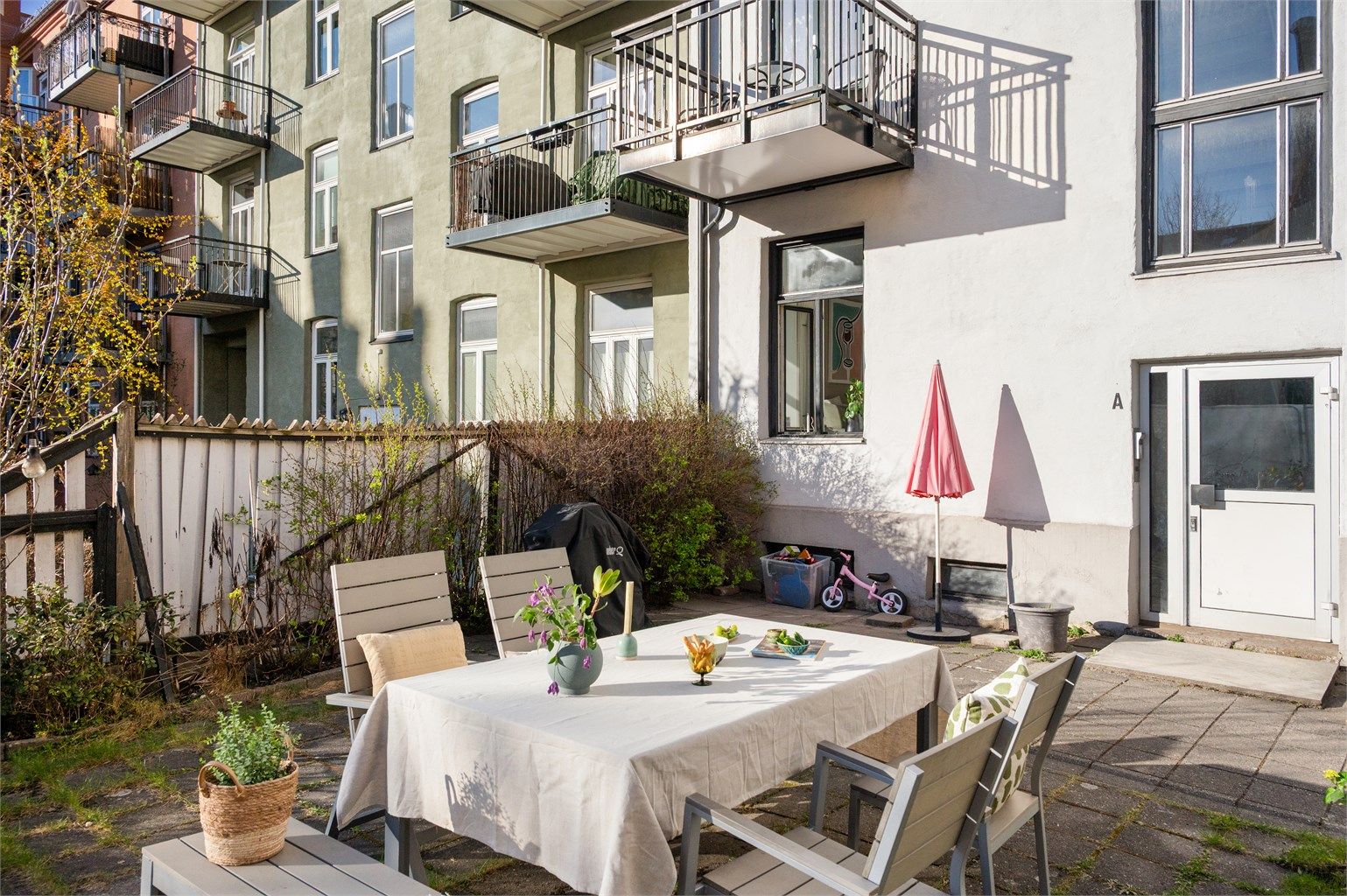 En skjermet og rolig bakgård, perfekt for å trekke seg tilbake fra byens puls.