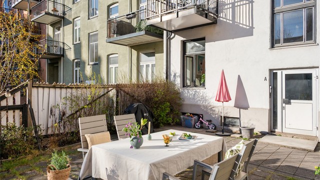 En skjermet og rolig bakgård, perfekt for å trekke seg tilbake fra byens puls.