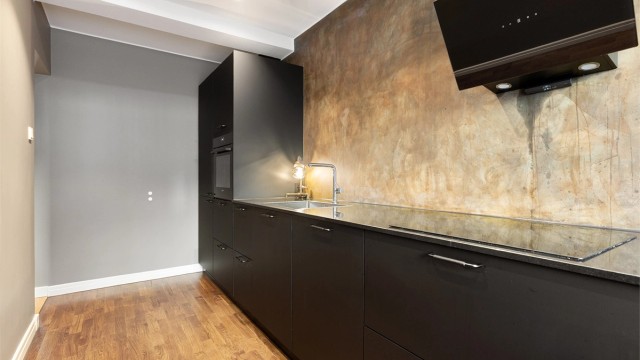 Vegger med behandlet mikrosement over benken gir et unikt og vedlikeholdsvennlig preg. Parkett på gulv og downlights i himling, alt nytt i 2024.