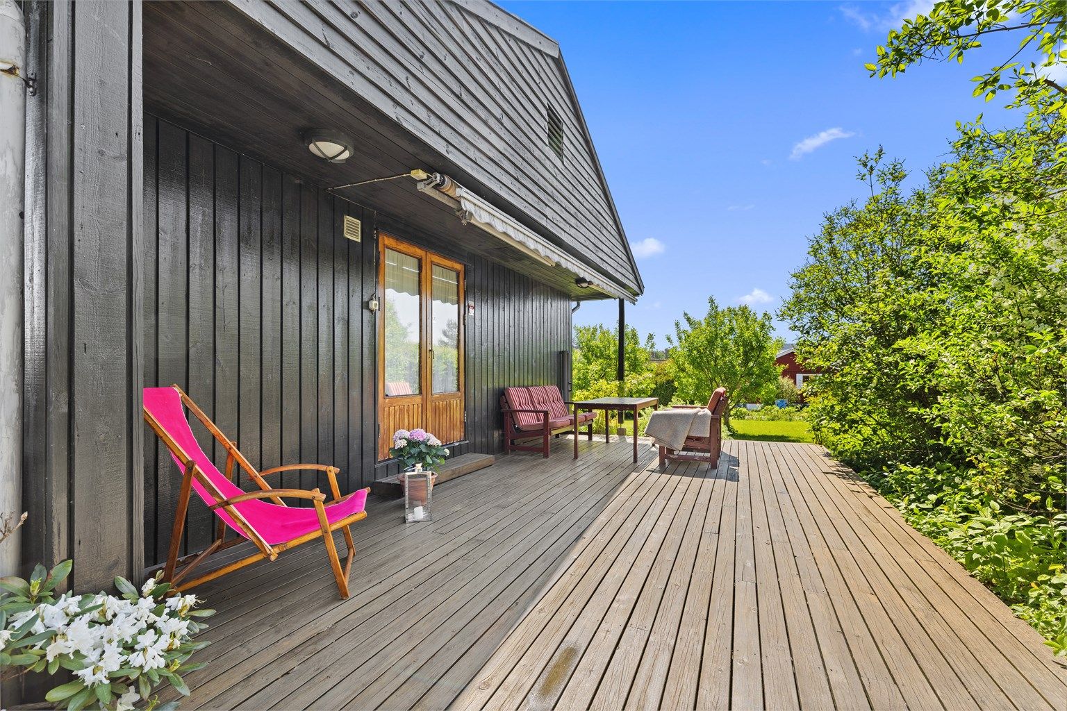 Fra spisestuen er det direkte utgang til vestvendt markterrasse