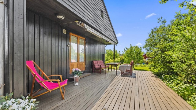 Fra spisestuen er det direkte utgang til vestvendt markterrasse