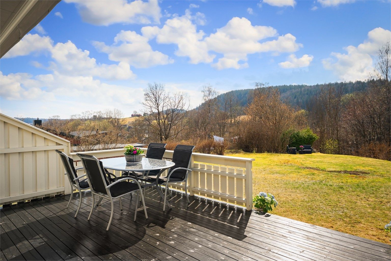 Terrassen er på hele 34 kvm og det er direkte tilgang til en stor og fin hage