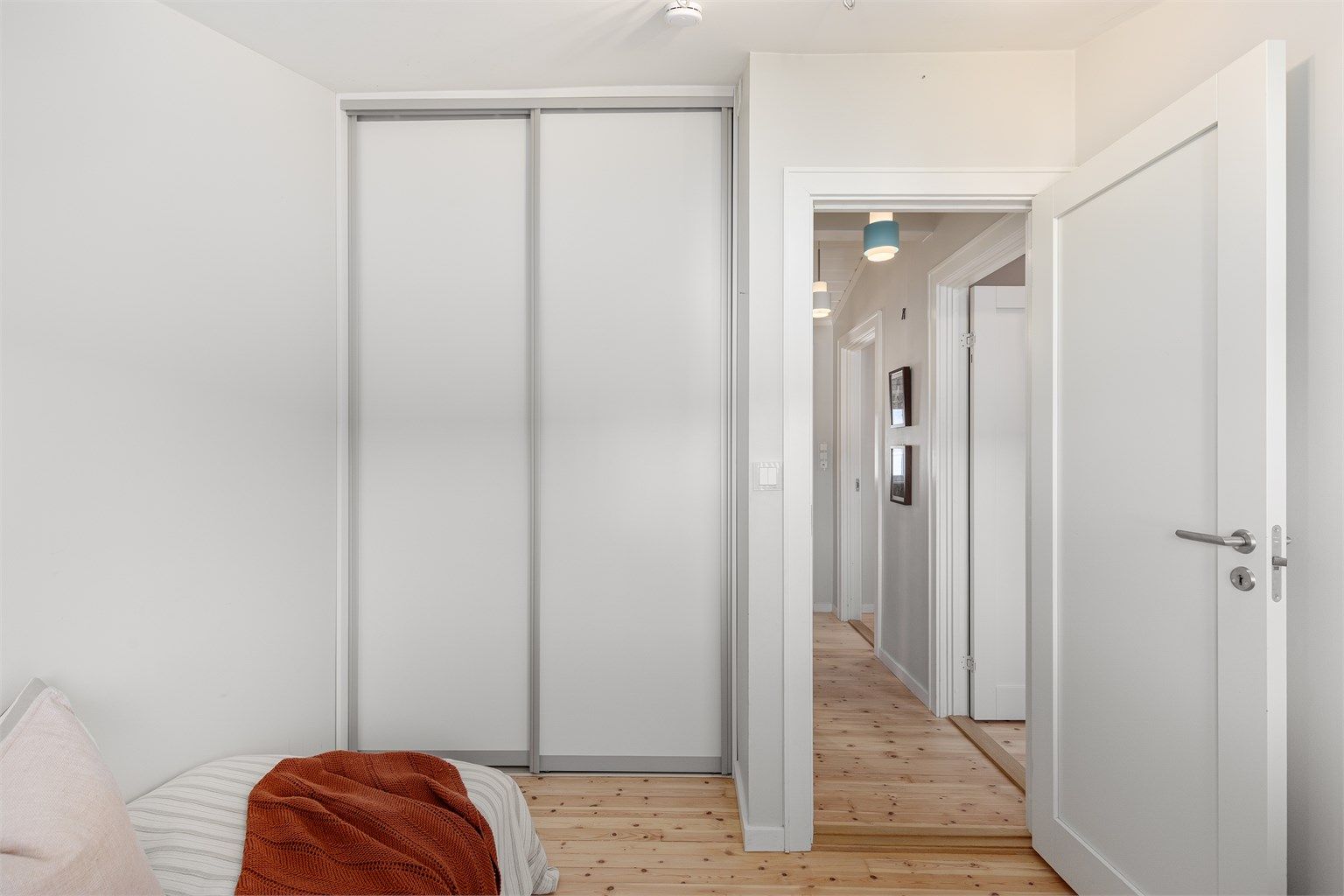 Plassbygget skyvedørsgarderobe på soverom 3