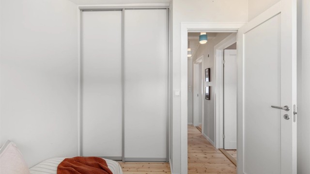 Plassbygget skyvedørsgarderobe på soverom 3