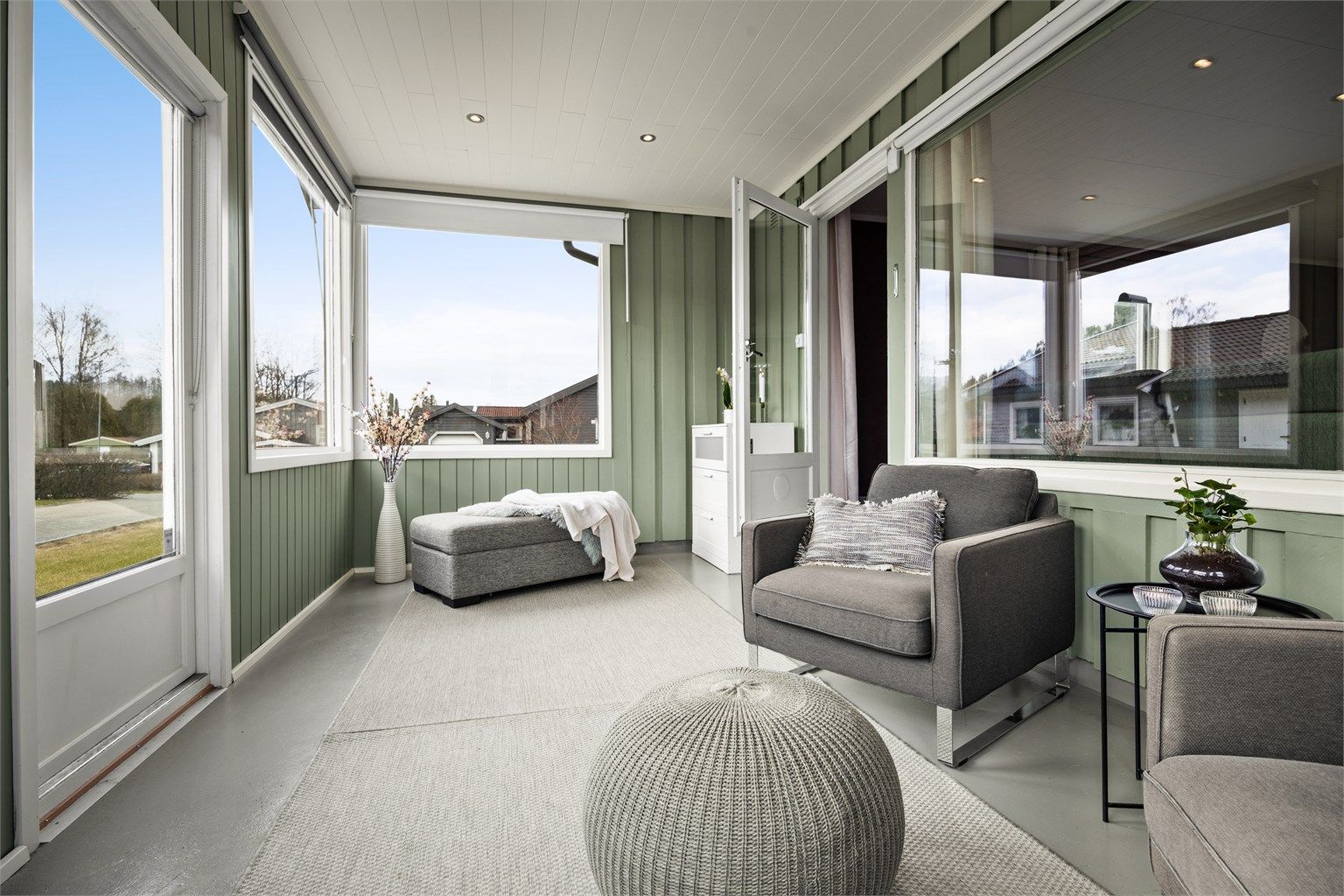 Downlights i tak og store vinduer som gir rikelig med dagslys  (innkledning til vinterhage er ikke byggemeldt)