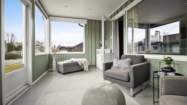 Downlights i tak og store vinduer som gir rikelig med dagslys (innkledning til vinterhage er ikke byggemeldt)