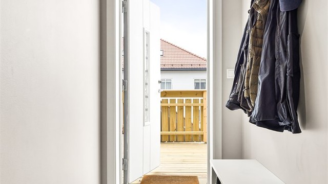 Entré med flislagt gulv og direkte utgang til terrassen.