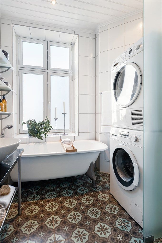 Badet er smart innredet med opplegg for vaskesøyle, som utnytter takhøyden og frigjør gulvplass.