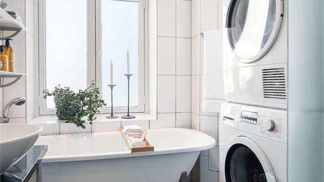 Badet er smart innredet med opplegg for vaskesøyle, som utnytter takhøyden og frigjør gulvplass.