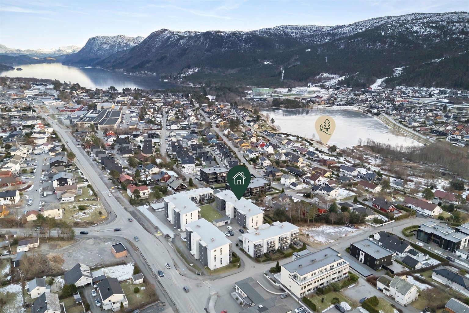Videre er det kort veg til turmuligheter rundt Lillevatnet, opp til Emblemsfjellet og samlokasjon med flerbrukshall, fotballbane og Padelhall i Vasstranda