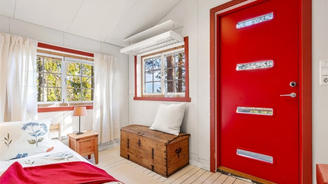 Det er god plass til seng og oppbevaring. Annekset er ikke godkjent for varig opphold.