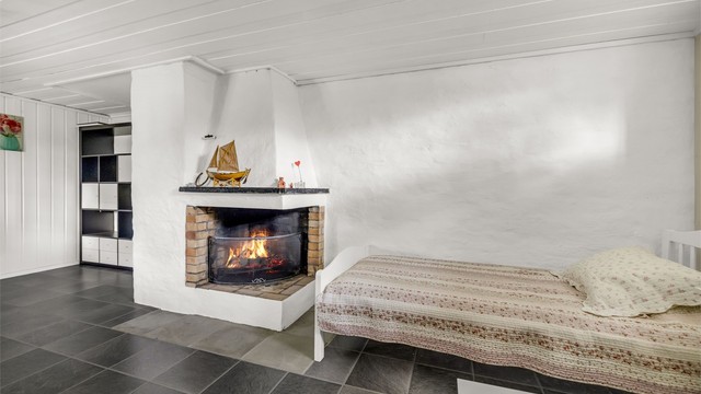 Kjelleretasjen inneholder kjellerstue, vaskekjeller, teknisk rom og tre boder.