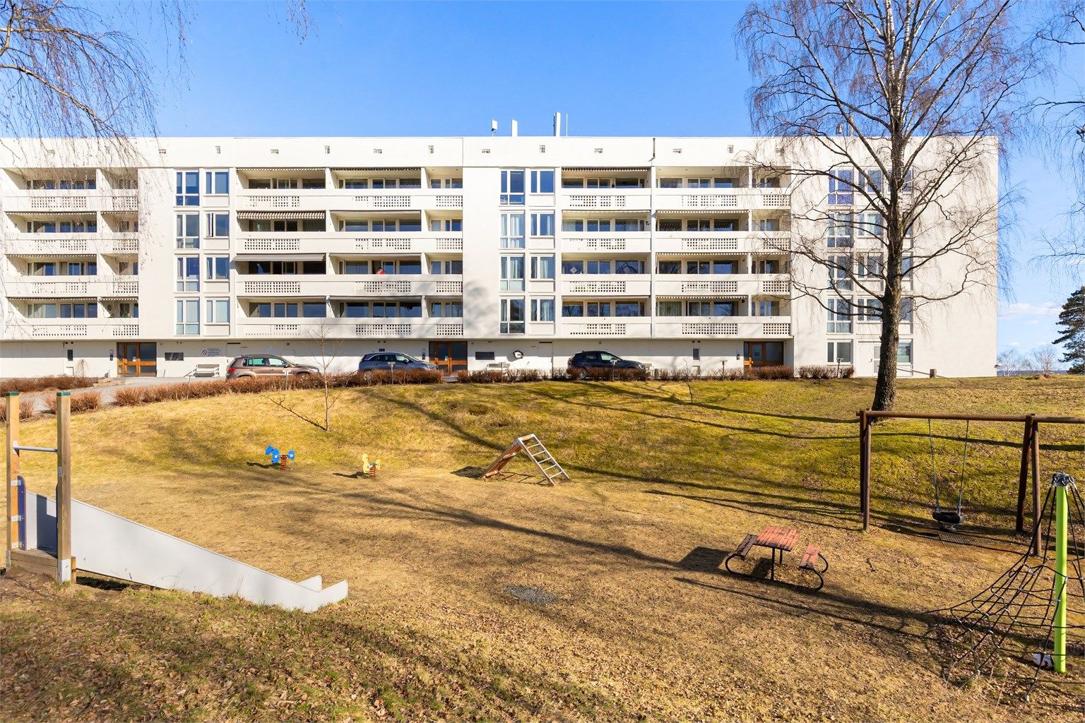 Her bor dere med nærhet umiddelbar nærhet til T-banen, samt kort avstand til barnehager, skoler og buss, samt kort vei til flotte turområder