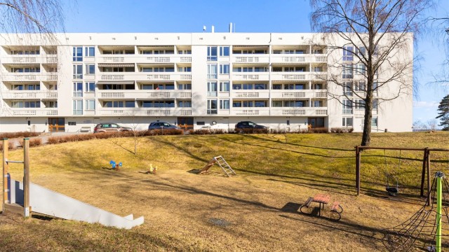 Her bor dere med nærhet umiddelbar nærhet til T-banen, samt kort avstand til barnehager, skoler og buss, samt kort vei til flotte turområder