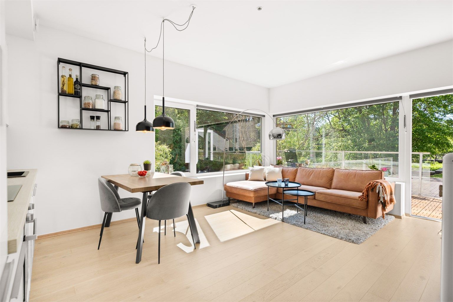 Her bor du i frodige omgivelser og naturen trekkes inn i stuen via de store vinduene