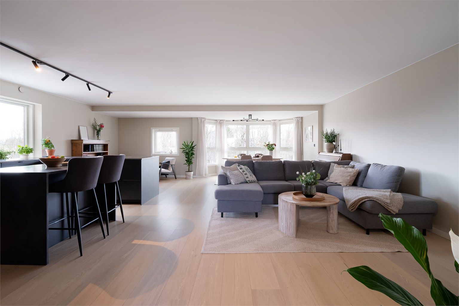 Innbydende stue med god planløsning som gjør det enkelt å innrede.