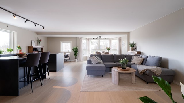 Innbydende stue med god planløsning som gjør det enkelt å innrede.