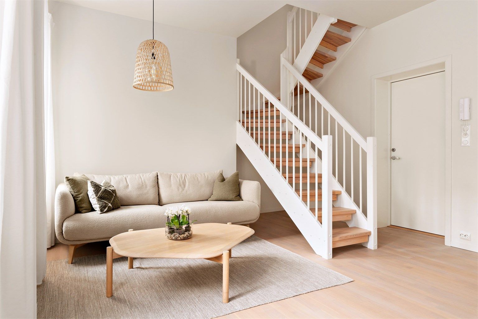 Fra trappegangen kommer man direkte inn i lys og innbydende stue, oppmålt til 23m med naturlige møbleringssoner