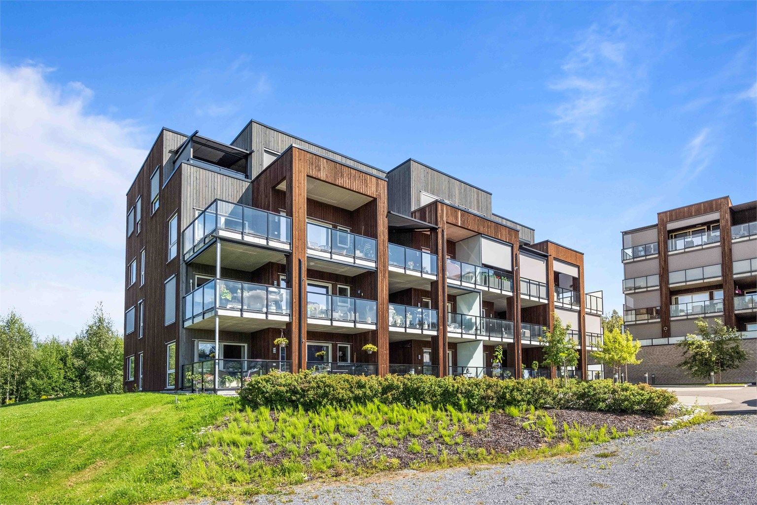 Leiligheten har fin utsikt mot bl.a. sentrum av Hønefoss og overbygget terrasse med gode solforhold.