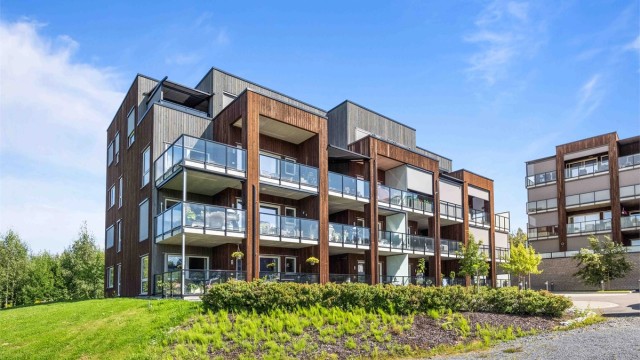 Leiligheten har fin utsikt mot bl.a. sentrum av Hønefoss og overbygget terrasse med gode solforhold.