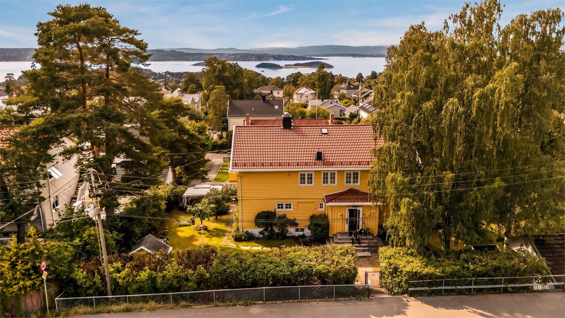 Boligen ligger i grønne omgivelser med et levende lokalmiljø rett utenfor døren, boligen sogner til Bekkelaget skole og det er kort vei til både sjø og mark. 