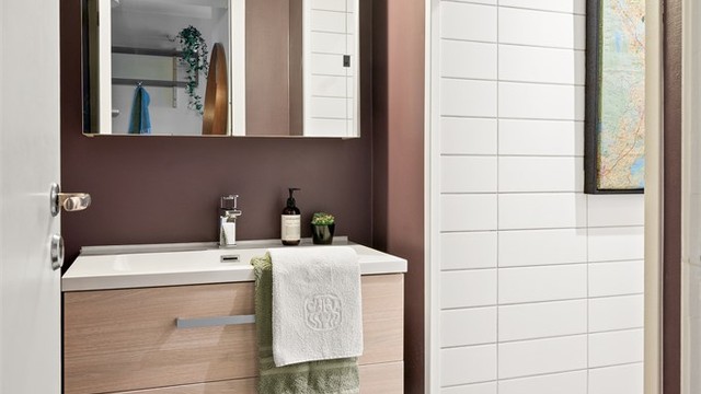 Her er det flislagt gulv med elektrisk gulvvarme for økt komfort.