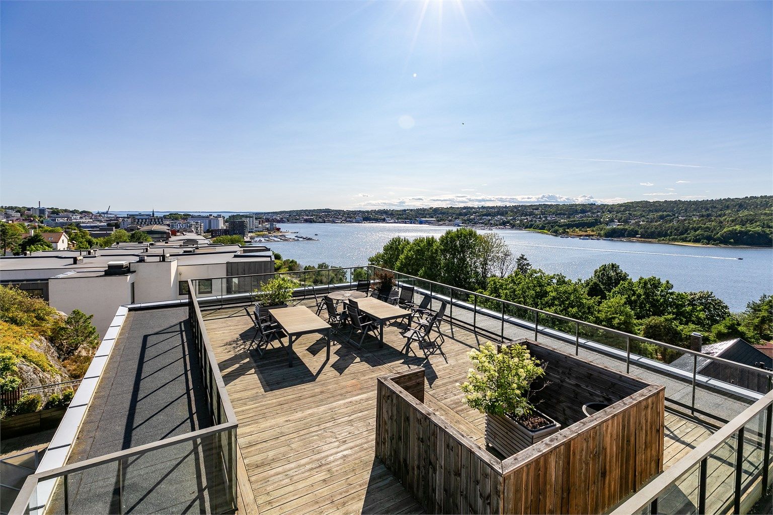 På takaltanen er det i tillegg til vid utsikt også upåklagelige solforhold fra morgen til kveld.