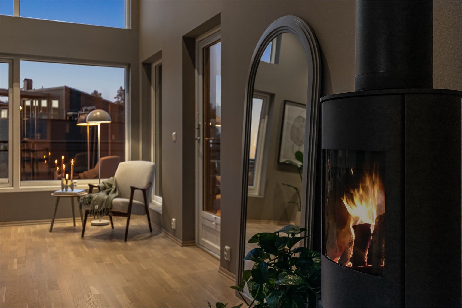En moderne peisovn gir lun og effektiv varme, og er en del av boligens oppvarmingsløsninger sammen med elektrisk fyring.