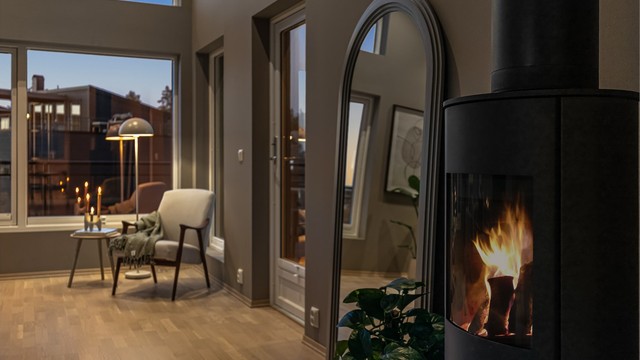 En moderne peisovn gir lun og effektiv varme, og er en del av boligens oppvarmingsløsninger sammen med elektrisk fyring.