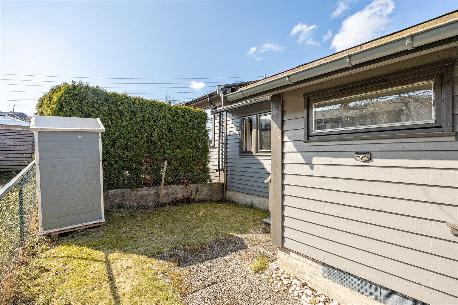 Uteplass på baksiden av boligen. Her er det sol fra morgenen, ifølge selger.