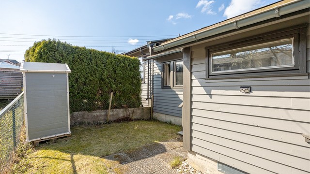 Uteplass på baksiden av boligen. Her er det sol fra morgenen, ifølge selger.