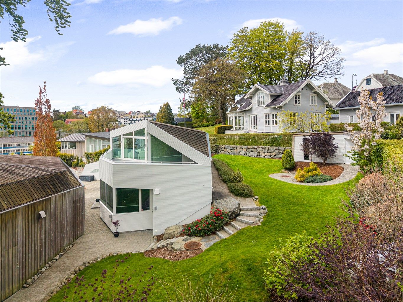 Dette er ett av tre hus som ble bygd samtidig - et koselig boligtun i skråningen langs Abelstrappa!