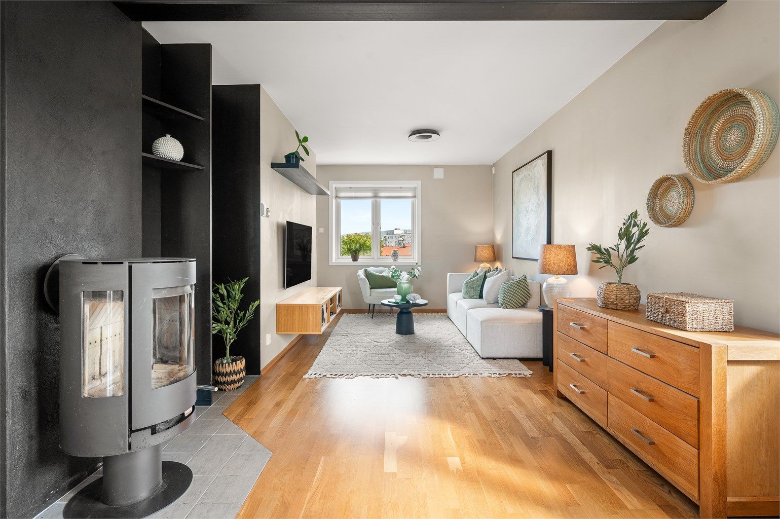 Det er store vindusflater som slipper inn rikelig med lys og luft.