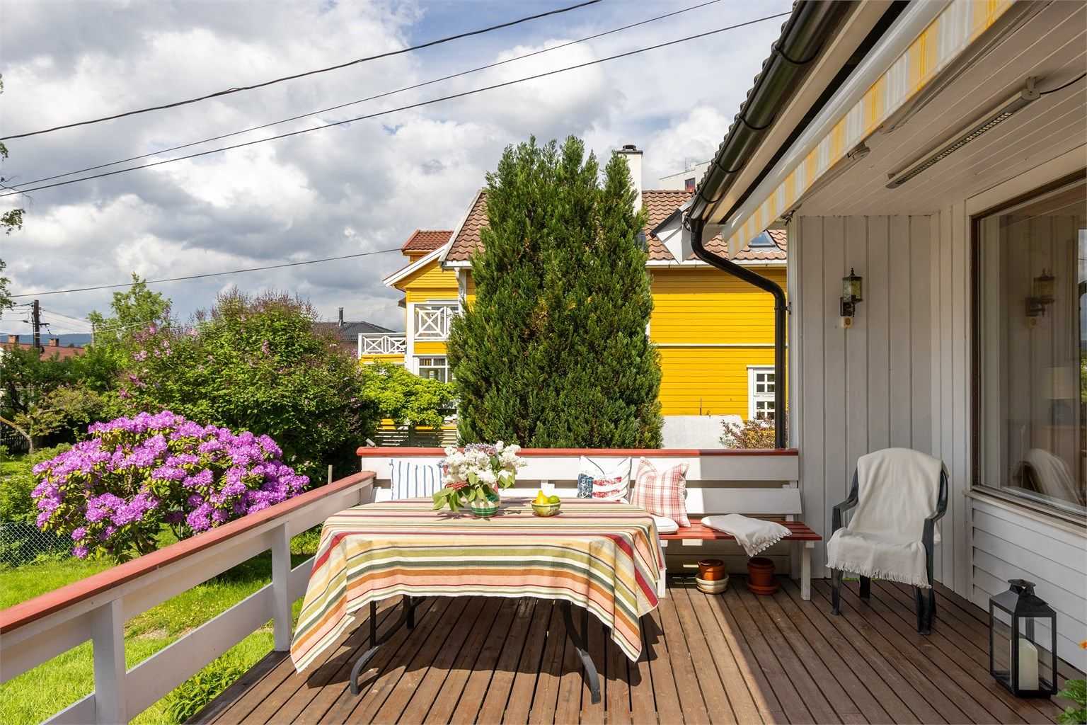 Terrassen er på ca. 20 kvm med god plass til en sittegruppe og grill. Her er det monter både markise, terrassevarmer og utelampe på vegg