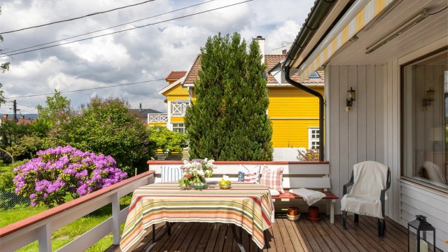 Terrassen er på ca. 20 kvm med god plass til en sittegruppe og grill. Her er det monter både markise, terrassevarmer og utelampe på vegg