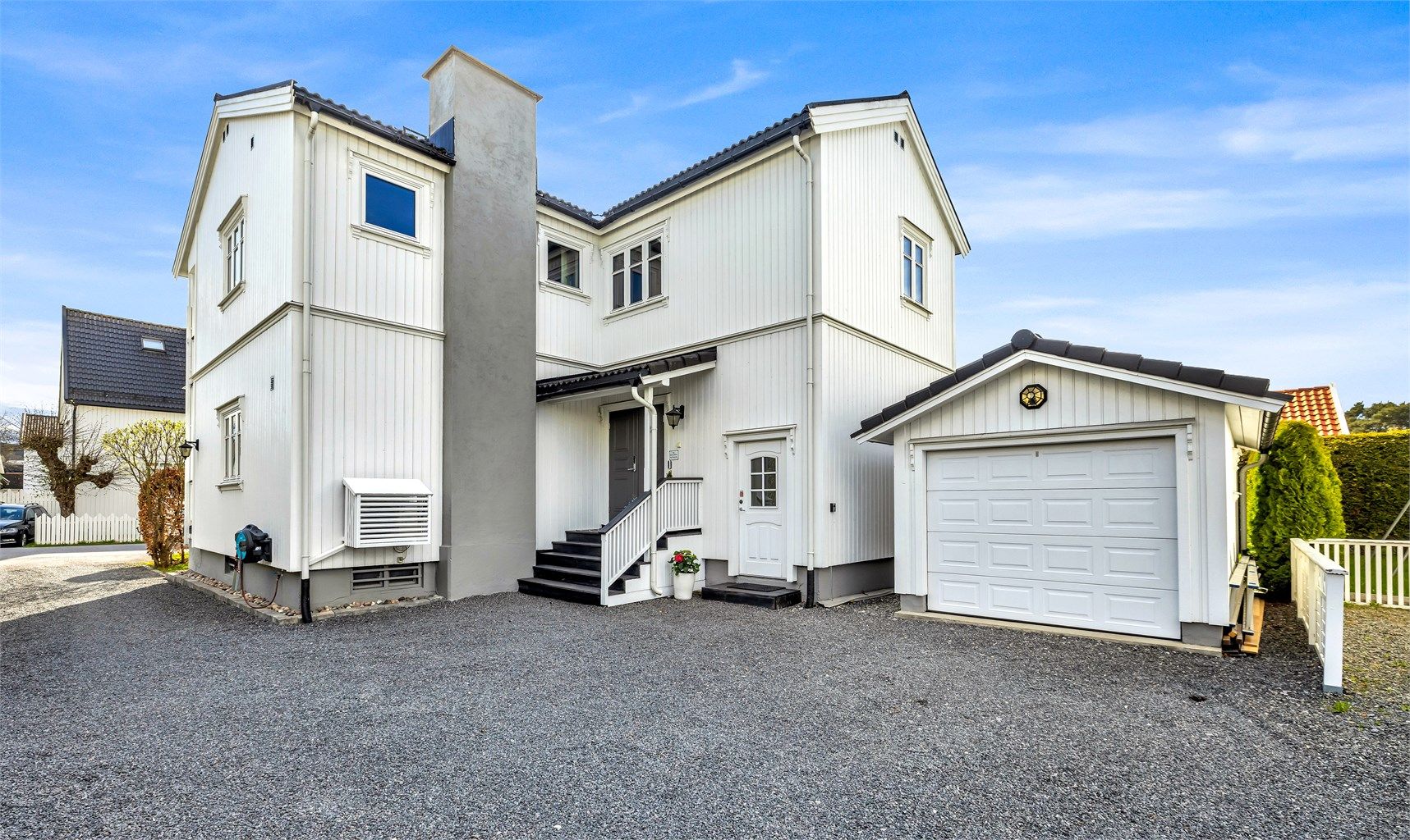 Eiendommen gjennomgikk i 2013/2014 en betydelig fasadeoppgradering, med etterisolering, ny utvendig kledning og nye vinduer. Det ble samtidig oppført garasje, som i 2022 ble utstyrt med elbillader.