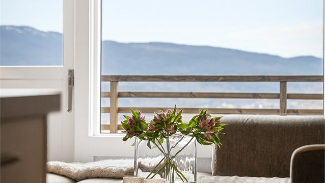 Utgang fra stuen til uteplass på veranda