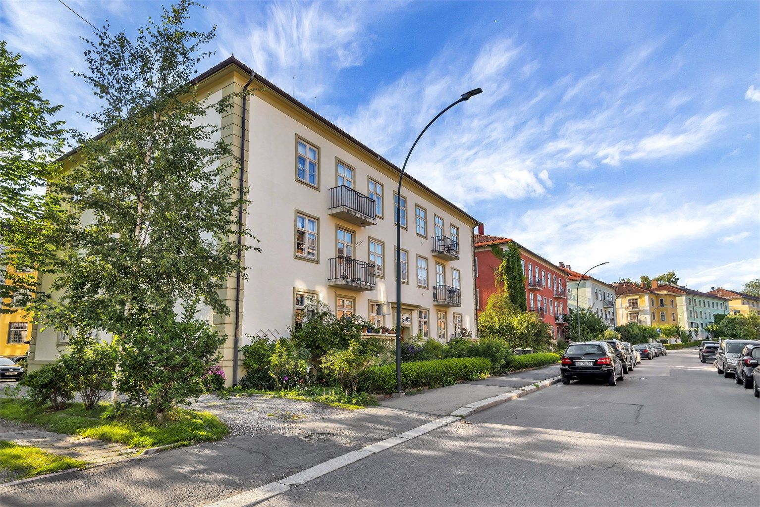 Dette er leiligheten for deg som ønsker å bo i en rolig gate i et av Oslos mest etterspurte nabolag, samtidig som du har gåavstand til et yrende bymiljø og flere av byens beste fasiliteter. 