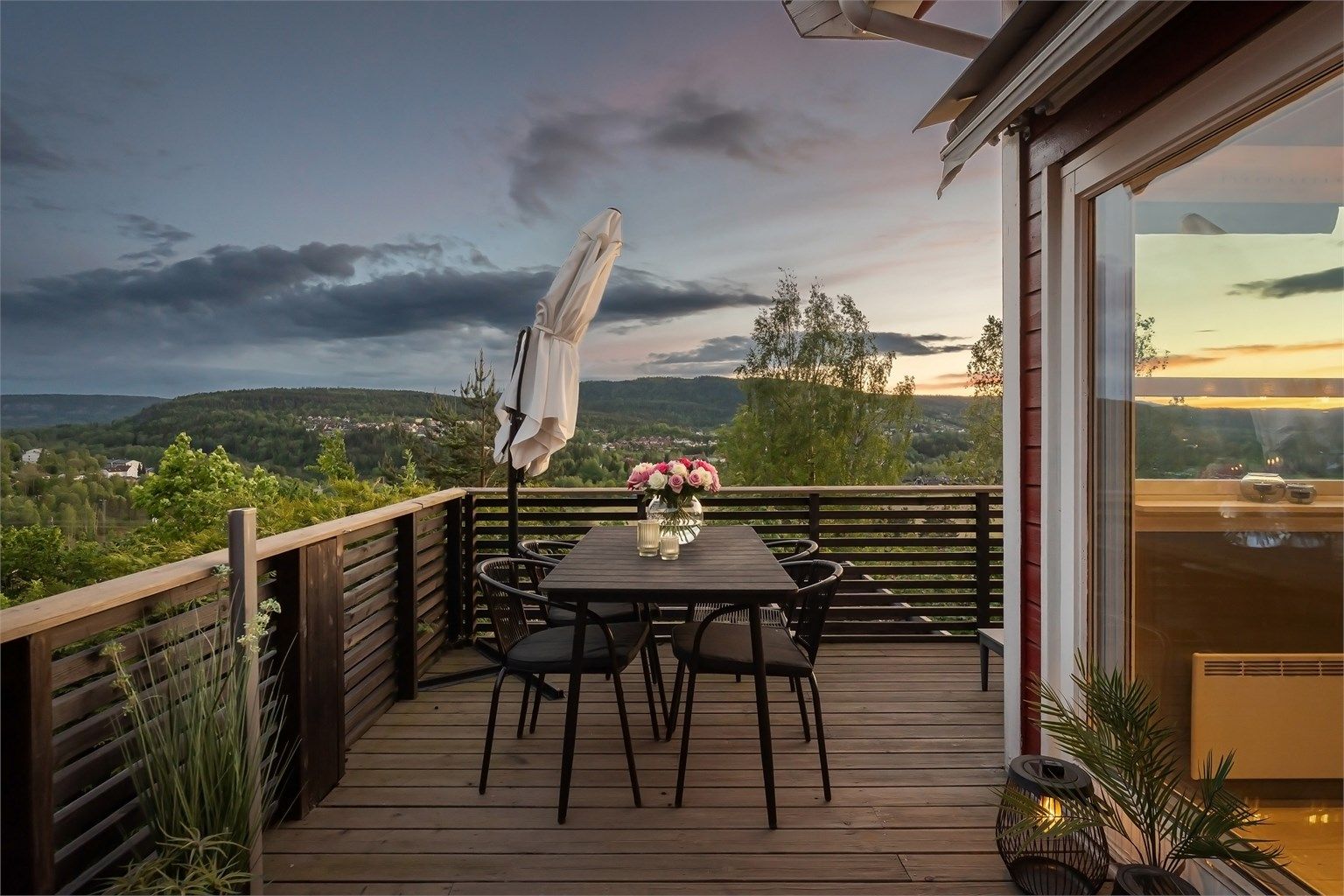 Familieidyll på solrik høyde med spektakulær utsikt!