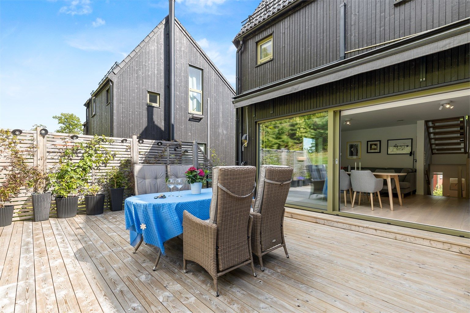 Den prakitiske skyvedøren gjør terrassen til en forlengelse av stuen.