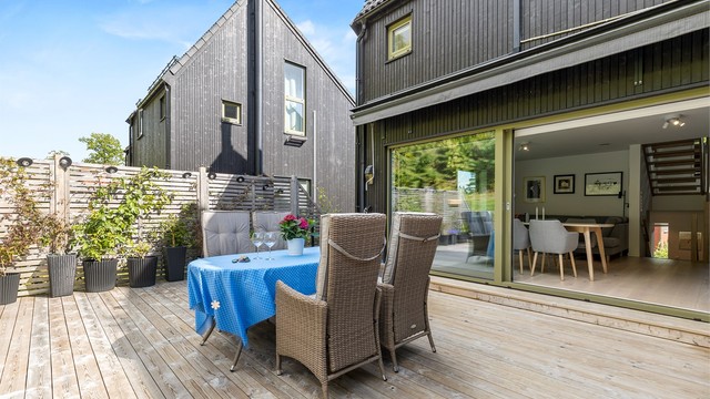 Den prakitiske skyvedøren gjør terrassen til en forlengelse av stuen.